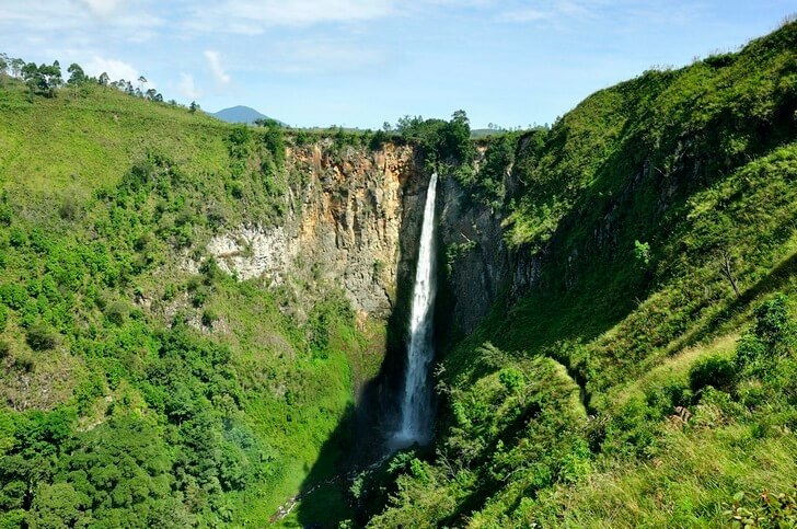 Sipiso Piso Falls