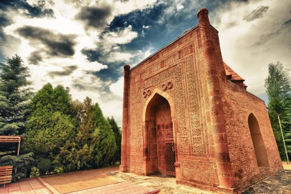 Gumbez Manas-mausoleum