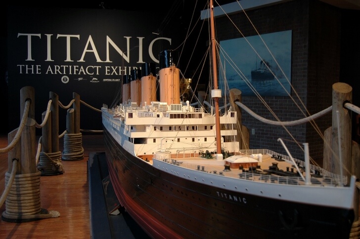 "Exposición de artefactos del Titanic".