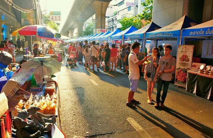 Lard Yai Sunday Street Market