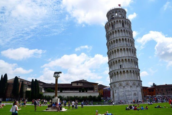 Nakahilig Tower ng Pisa