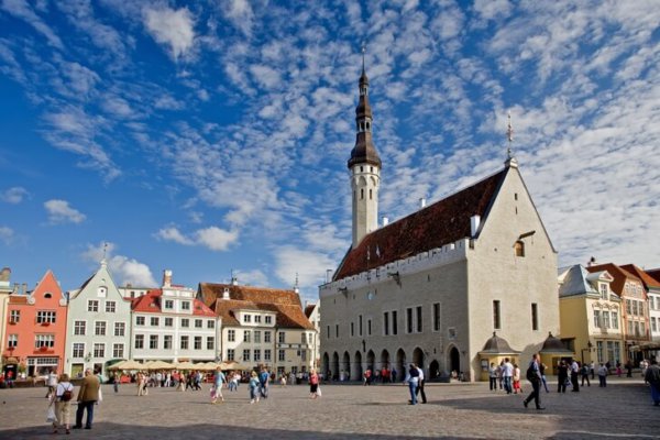 Stadhuisplein en het stadhuis van Tallinn