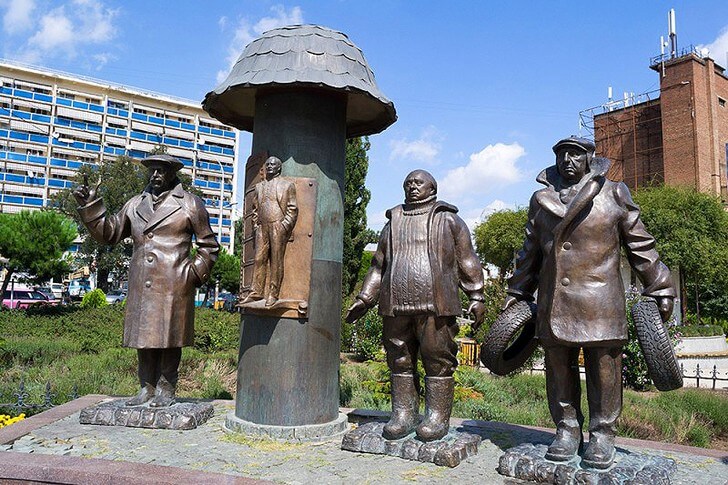 Monument to the heroes of the film Mimino