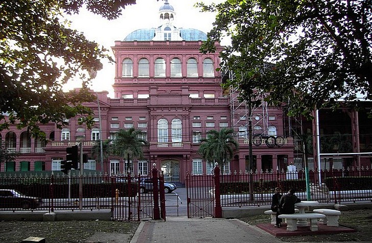 Edificio del Parlamento (Casa Roja)